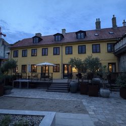 Restaurant-Ét - Indgangen til restauranten. Ligger i en lille hyggelig gård.