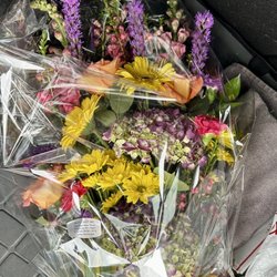 J.R. Florist - Fresh floral arrangement