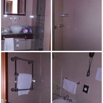 NH Ambassador - Nice simple tiled bathroom all around - Hotels Near Me - Naples, NA