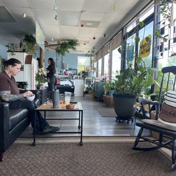 The Happy Tree Cafe - Seating area - Cafes Near Me - Kelso, Washington