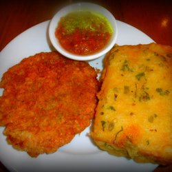 Le Chamarel - Chicken catlesse, du pain frite, and spicy sauce