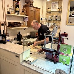 Da I' Mariani - Gian Franco crafting gourmet sandwiches.