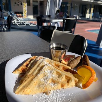 Palm Springs Rendezvous - Breakfast was served with fresh fruit every morning - Hotels Near Me - Palm Springs, California Palm Springs Rendezvous - Breakfast was served with fresh fruit every morning - Hotels Near Me - Palm Springs, California