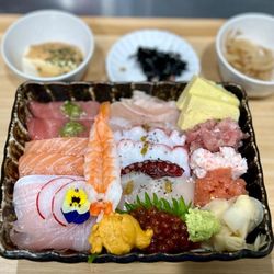 Akami Sushi - Chirashi set add uni+ ikura
