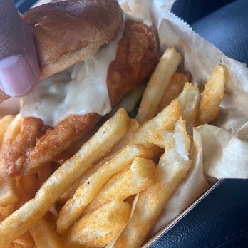 Chuck's Hot Chicken - Sandwich - Mild with cheese - Chicken Shop Near Me - Maryland Heights, Missouri