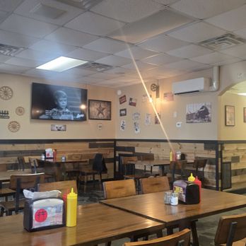 Chuck Wagon - Dining area and TV - American Near Me - Myrtle Beach, South Carolina