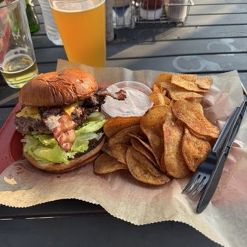 Big Top Brewhouse - Burgers on the patio - Brewpubs Near Me - Avon, Ohio