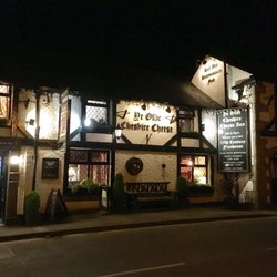 Ye Olde Cheshire Cheese Inn - Exterior of Ye Olde Cheshire Cheese at night