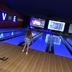 Bowlero Fresno - Super clean lanes