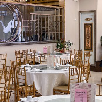 Crown One - a dining room with tables and chairs - Dim Sum Near Me - Flushing, New York