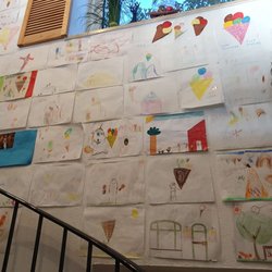 Bitte mit Sahne - Malbilder von Kinder schmücken den Treppenaufgang
