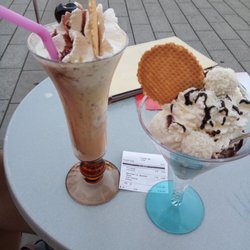 Eiscafe Diana - Flipper und Raffaello Becher mit ausgesuchten Eiskugeln