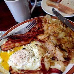 Nonis Coffee Shop - Eggs over w bacon & hash browns - 2/18/2024