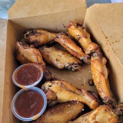 Three Little Pigs of Hawthorne - Smoked wings