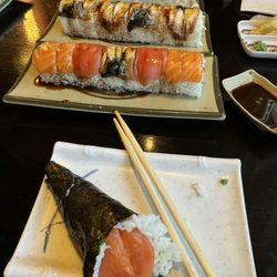 Salmon hand roll