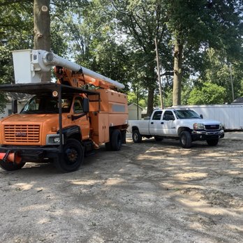 Long's Tree Service - Bucket truck - Tree Services Near Me - Taylorville, Illinois Long's Tree Service - Bucket truck - Tree Services Near Me - Taylorville, Illinois