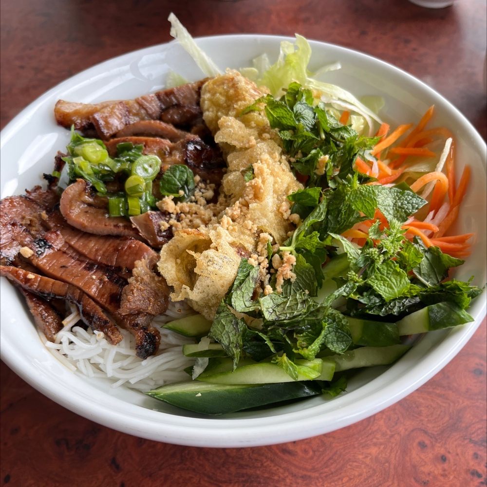 Hung Long Restaurant - Bun Cha Gio Va (B7) Spring Roll, grilled Pork with vermicelli - Vietnamese Near Me - Toronto, Ontario Hung Long Restaurant - Bun Cha Gio Va (B7) Spring Roll, grilled Pork with vermicelli - Vietnamese Near Me - Toronto, Ontario