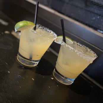 Cafe con Leche - Happy Hour House Margarita - Mexican Near Me - Chicago, Illinois