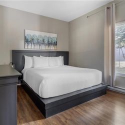 Danny’s Hotel Suites, SureStay Collection by Best Western - King Suite w/ Pool Table