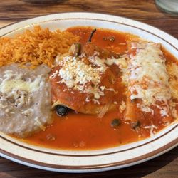 Maguey Mexican Restaurant - Cheese enchilada and chiles rellenos