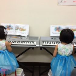 Masako's Music Studio - Group Keyboard (5-6 yr old) students are playing "Singing Sound".