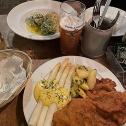 Wirtshaus Zum Mitterhofer - Wiener Schnitzel with Spargel (white asparagus) with Hollandaise