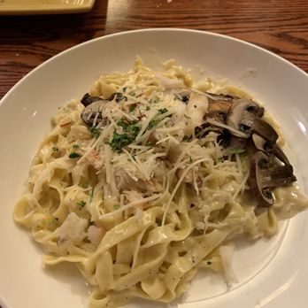 Noyo River Grill - Fettuccini Alfredo with mushrooms and fresh Dungeness crab meat - American Near Me - Fort Bragg, California Noyo River Grill - Fettuccini Alfredo with mushrooms and fresh Dungeness crab meat - American Near Me - Fort Bragg, California