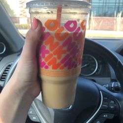 Dunkin' - Iced vanilla latte