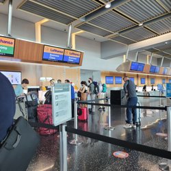 Lufthansa - nobody waiting at buisness class . Four lanes for buisness. attendees ignoring the 50 plus ppl waiting.
