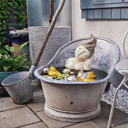 Gärten bei Nacht - Alte Sitzbadewanne als Dekoelement (09/2019)