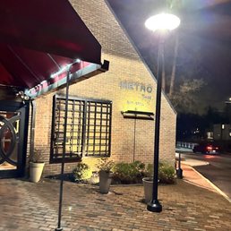 the outside of a restaurant at night