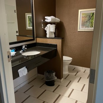 Fairfield by Marriott Inn & Suites Canton South - Our bathroom - Hotels Near Me - Canton, Ohio