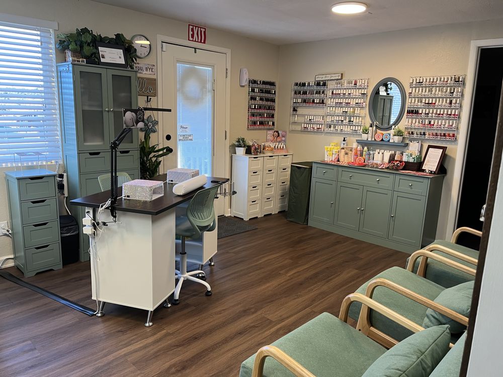 Head to Toe Salon & Spa Logo