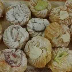 Arienzo Giuseppe - Dolci di pasta choux farciti con creme di diversi gusti...