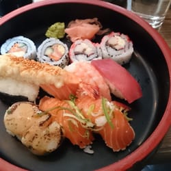 Japansk Restaurang Takenaka - Elvabitars på lunch med rullar, lax, tonfisk, pilgrimsmussla, räka och friterad räka.