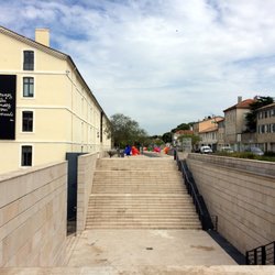 Musée Saint Martin - steil trappen tussen museum en parking