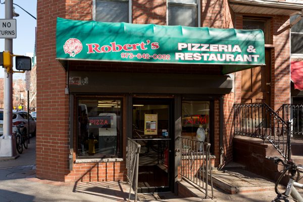 Robert's Pizzeria by null