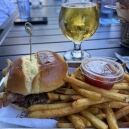 Smash Burger w/bacon and seasoned fries Mango Cider