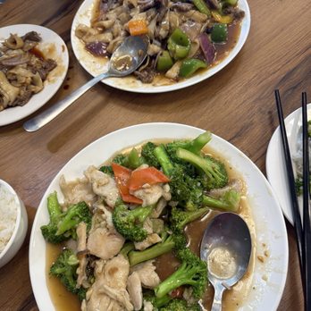 Lin Dumpling - Broccoli, chicken and Child fun beef - Noodles Near Me - Sacramento, California