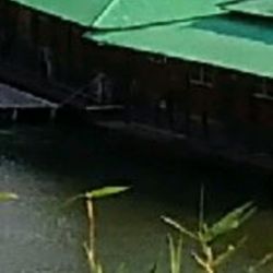 Isdaan Floating Restaurant - Little floating vendors