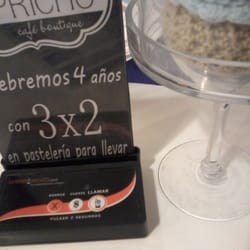 Podés llamar a las chicas o pedir la cuenta presionando un botón en la mesa. Es genial!