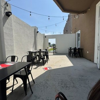 Pinchers - Patio - Seafood Near Me - Maurice, Louisiana