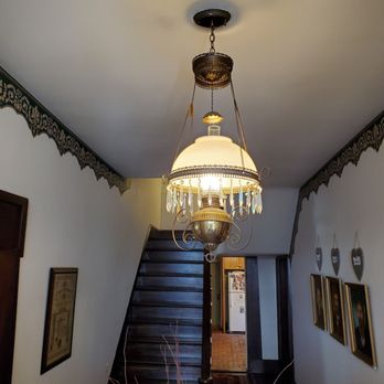 Old Caledonian Bed & Breakfast - Beautiful staircase and original chandler from 1849 - Bed & Breakfast Near Me - Caledonia, Missouri Old Caledonian Bed & Breakfast - Beautiful staircase and original chandler from 1849 - Bed & Breakfast Near Me - Caledonia, Missouri
