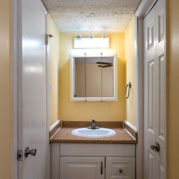 Monticello Studios Hyde Park - Bathroom vanity - Apartments Near Me - Austin, Texas Monticello Studios Hyde Park - Bathroom vanity - Apartments Near Me - Austin, Texas