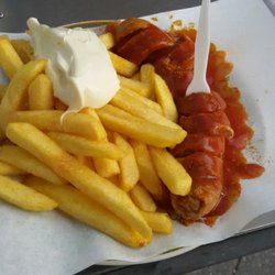 Mariannes Imbiss - Curry mit Darm plus Pommes