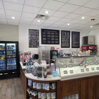 Bumbleberry Bakery - Bumbleberry Bakery - Interior - Ice Cream & Frozen Yogurt Near Me - Springdale, Utah