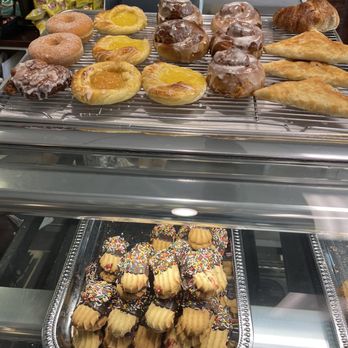 Pinho's - Pastries OMG fantastic - Bakeries Near Me - Oakland Park, Florida