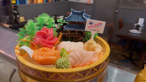 MAKI SUSHI AND THAI RESTAURANT by null