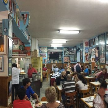 El Cuartito - La placita, busy, busy, busy! - Pizza Near Me - Buenos Aires, C