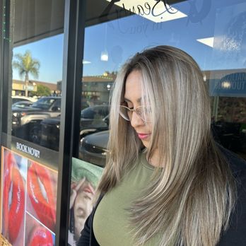 Linn_Colorist_Extensions - Hair Stylists Near Me - Westminster, California Linn_Colorist_Extensions - Hair Stylists Near Me - Westminster, California